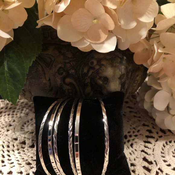 ♦️🆕🔥Beautiful Bangels‼️ nickel & lead free‼️ - Picture 2 of 4